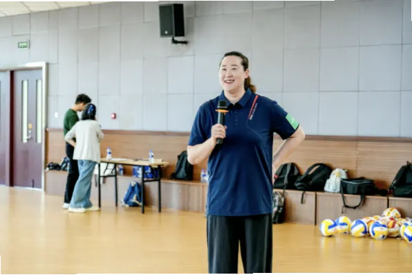 她如何带伤逆转夺金？女排精神激励青少年！